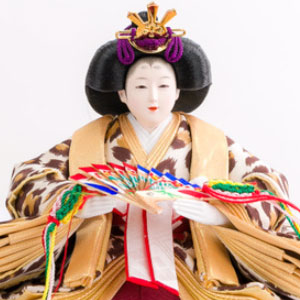 珍しいヒョウ柄の衣装を纏った女雛（めびな）